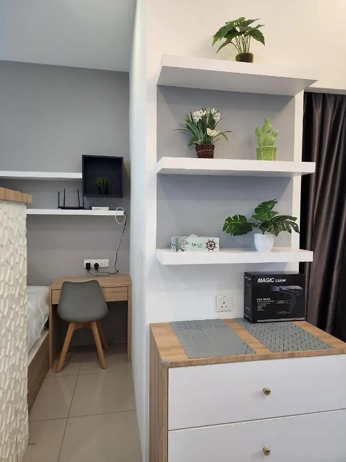 Studio With Swimming Pool Access From The Patio At Palazio Mount Austin Ikea Aeon By Gdragon Homestay 조호르 바루