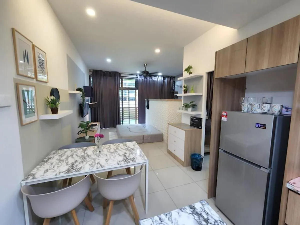 Studio With Swimming Pool Access From The Patio At Palazio Mount Austin Ikea Aeon By Gdragon Homestay 조호르 바루