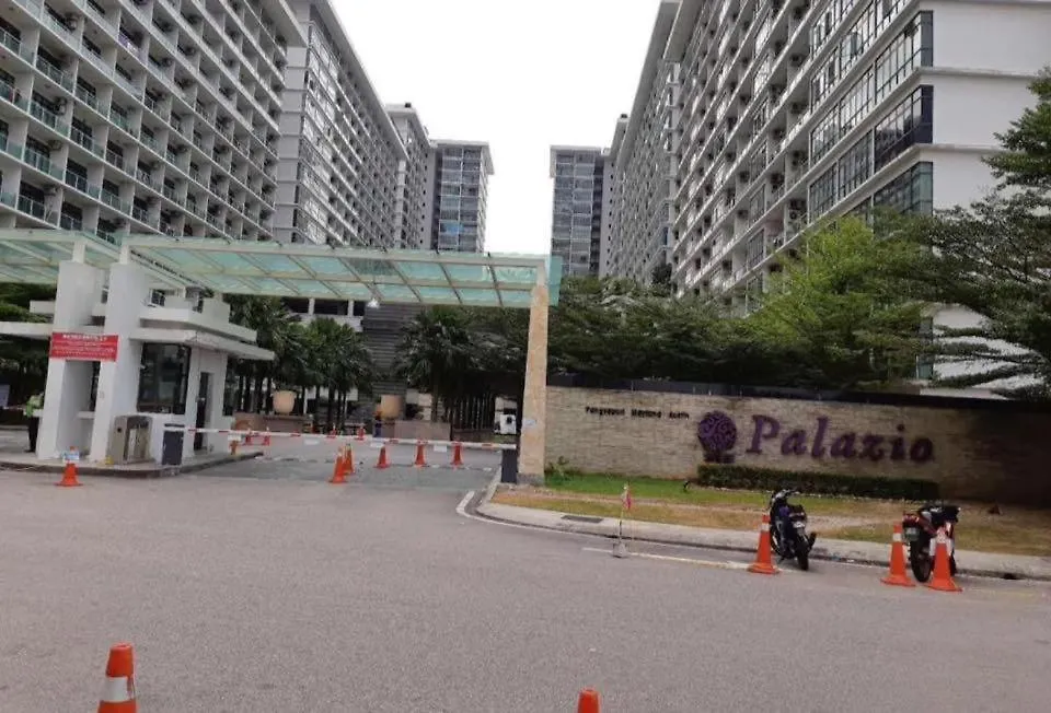 Studio With Swimming Pool Access From The Patio At Palazio Mount Austin Ikea Aeon By Gdragon Homestay 조호르 바루 말레이시아