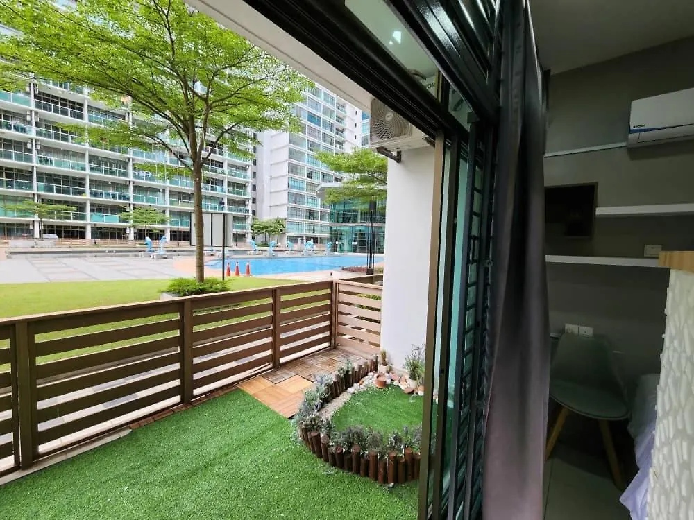 Studio With Swimming Pool Access From The Patio At Palazio Mount Austin Ikea Aeon By Gdragon Homestay 조호르 바루 0*,