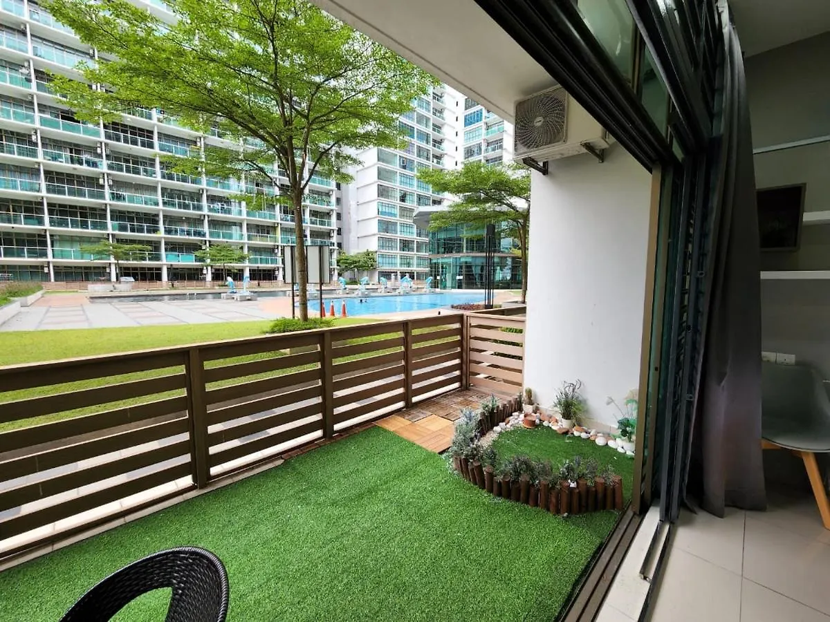 Studio With Swimming Pool Access From The Patio At Palazio Mount Austin Ikea Aeon By Gdragon Homestay 조호르 바루 0*,  말레이시아