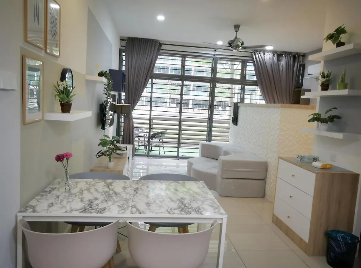 Studio With Swimming Pool Access From The Patio At Palazio Mount Austin Ikea Aeon By Gdragon Homestay 조호르 바루 아파트