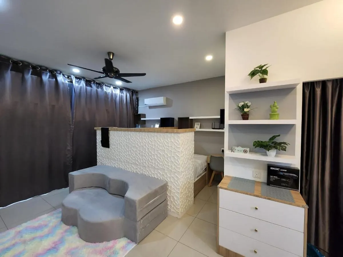 Studio With Swimming Pool Access From The Patio At Palazio Mount Austin Ikea Aeon By Gdragon Homestay 조호르 바루 0*,  말레이시아