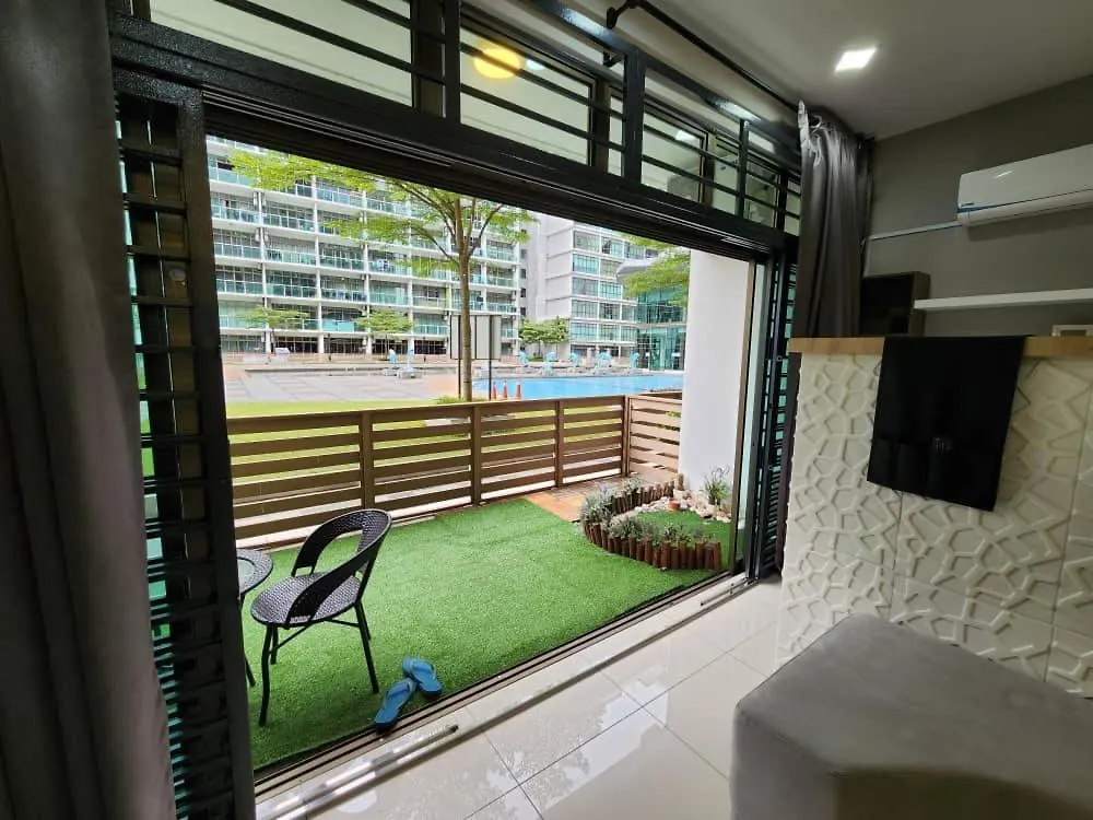 Studio With Swimming Pool Access From The Patio At Palazio Mount Austin Ikea Aeon By Gdragon Homestay 조호르 바루 아파트